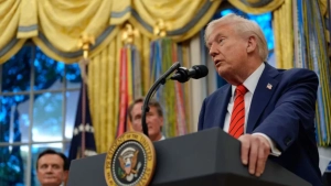 Трамп увольняет работников из-за закрытия правительства