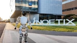 Презентация недорогого гуманоидного робота в Китае