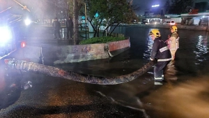 После сильного дождя в Ташкенте дорога затопилась водой