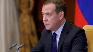 Medvedev: Fransiyada haqiqiy rahbar yo‘q, siyosiy beqarorlik kuchaymoqda