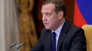 Medvedev: Fransiyada haqiqiy rahbar yo‘q, siyosiy beqarorlik kuchaymoqda