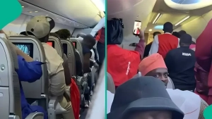 Samolyot eshigini ochishga uringan yo‘lovchi parvoz vaqtida vafot etdi