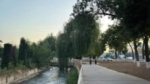 В Узбекистане в конце лета погода жаркая и ветреная
