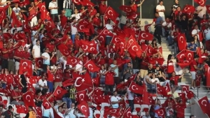 Futbol o‘yinida to‘p chayqaga tegib ketdi