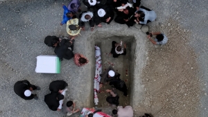 Eronda havo zarbalari oqibatida halok bo'lgan o'quvchilar dafn etildi