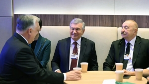 Shavkat Mirziyoyev Davosda Aliyev va Orban bilan uchrashdi