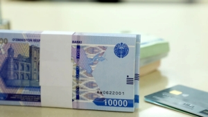Bank kartalariga pul o'tkazish uchun komissiya to'lovlari bekor qilinishi kutilmoqda