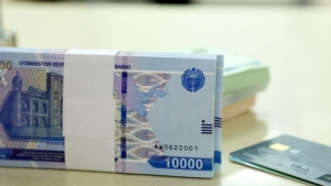 Bank kartalariga pul o'tkazish uchun komissiya to'lovlari bekor qilinishi kutilmoqda