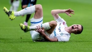 Dinamo futbolchisi Makarov mushak cho‘zilishi bilan maydonda