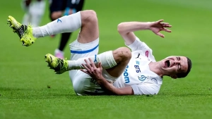 Dinamo futbolchisi Makarov mushak cho‘zilishi bilan maydonda