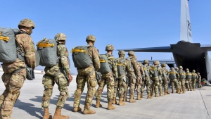 Tramp Eron bilan to'qnashuvga tayyorgarlik ko'rish uchun minglab askarni jo'natmoqda