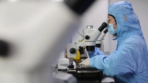 Xitoy olimlari umrni 120 yilgacha uzaytiruvchi dori sinovini boshladi