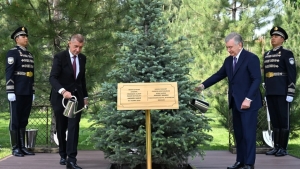 Shavkat Mirziyoyev va Andrey Babish birgalikda daraxt ekishdi