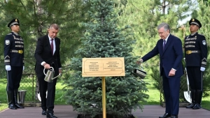 Shavkat Mirziyoyev va Andrey Babish birgalikda daraxt ekishdi