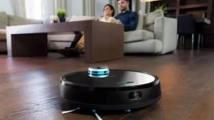 Ayol robot-pilesos sabab vannada qamalib qoldi
