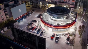 Tesla Dinerda robotlar xizmat ko‘rsatadi va zaryadlaydi