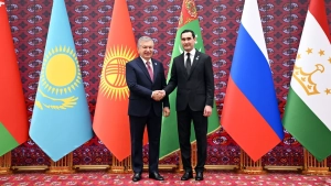 Shavkat Mirziyoyev MDH sammitida ishtirok etish uchun Turkmanistonga bordi