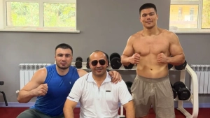 Бектемир Меликозиев нокаутом победил в супертяжелом весе.