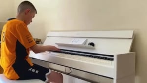11 yoshli Xarvi pianinada mustaqil chalishni o‘rgandi