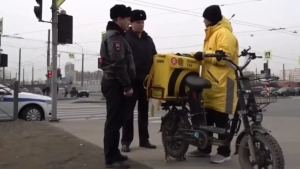В Санкт-Петербурге введены ограничения для мигрантских курьеров