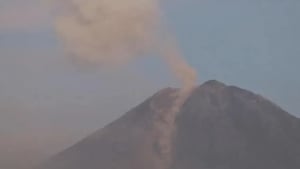 Semeru vulqoni ikki marta otilib, xavf darajasi oshdi