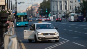 Sankt-Peterburgda muhojirlar taqiqi taksi narxini oshirdi