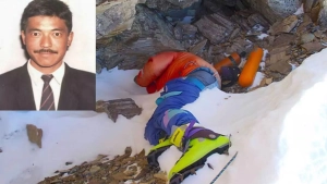 Everest cho'qqisidagi mashhur jasadni pastga tushirish operatsiyasi boshlanmoqda