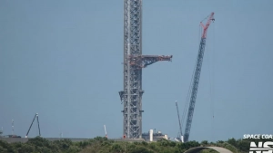 SpaceX Floridada Starship raketasini tutib oluvchi minorani o'rnatdi