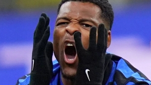 Aston Villa is battling for the transfer of Dumfries