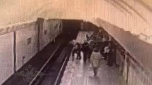 Moskva metrosida ayol qizni relsga itarib yubordi