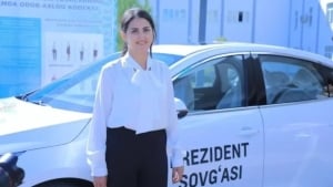Mirziyoyev fidokor o‘qituvchini avtomobil bilan taqdirladi