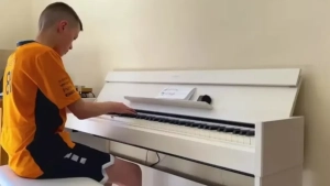 11-летний Харви научился самостоятельно играть на пианино