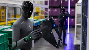 Avtomobil zavodlarida gumanoid robotlar insonlar bilan ishlay boshladi