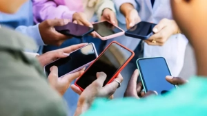 Buyuk Britaniyada Apple va Samsungga da’vo qo‘yildi