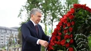 Shavkat Mirziyoyev G‘alaba bog‘iga tashrif buyurdi va xotira marosimida ishtirok etdi