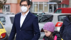 Makedoniya prezidenti kamsitilgan qizchani maktabga kuzatib qo'ydi