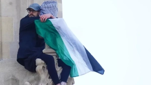 An activist raised the Palestinian flag in Big-Ben (photo)
