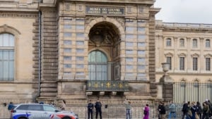 Theft from the Louvre Museum: 5 more people arrested