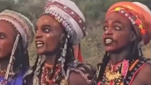 Vodaabe qabilasi erkaklari an’anaviy festivalda go‘zallik bo‘yicha bellashdi