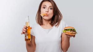 Can eating food quickly lead to excess weight?