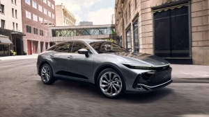 Toyota Crown oilasini restaylib yangilamoqda
