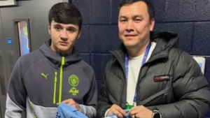 Abduqodir Husanov jurnalistga imzo qo'ygan futbolkasini sovg'a qildi