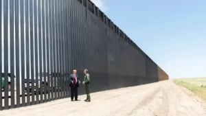 Трамп приказал покрасить стену на мексиканской границе в черный цвет