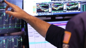 Tramp e'lonidan oldin neft bozorida shubhali bitimlar amalga oshdi