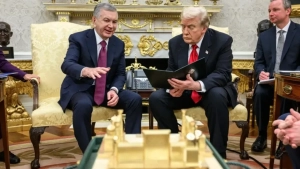 Мирзиёев подарил Трампу макет Регистана и книгу