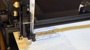 Talabalar uchun matnlarni daftarga ko'chirib beruvchi robot ixtiro qilindi