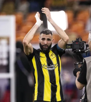 Bergkamp: Benzema is an ideal role model for young forwards