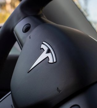Litva «Tesla»ning to'liq avtonom boshqaruv tizimiga ruxsat berdi
