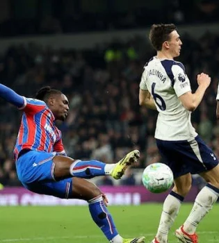 "Тоттенхэм" проиграл "Кристал Пэлас" на своем поле