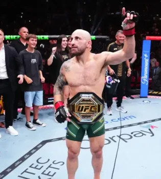 Volkanovski defeated Lopes to retain the championship